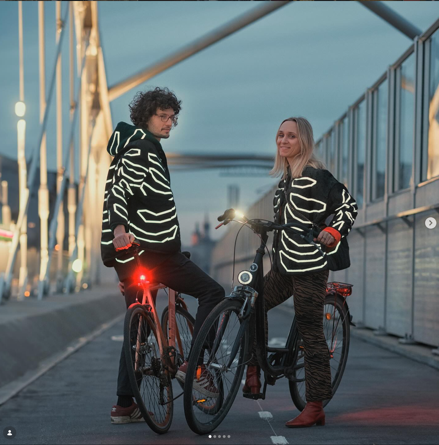 Dwie osoby na rowerach w odblaskowych kurtkach BLASK